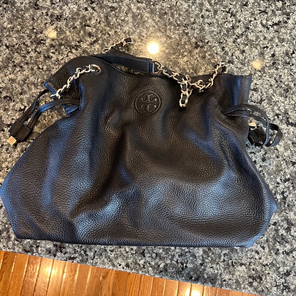 Beautiful EUC black Tory Burch purse . Gold chain with leather - Picture 3 of 3